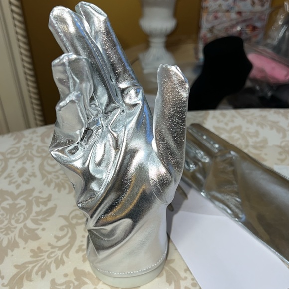 New silver Gloves - Picture 4 of 9
